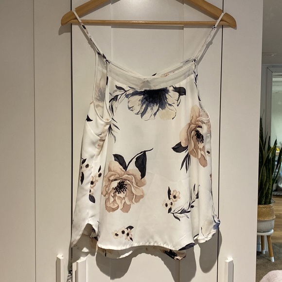 Cute white floral top from Dynamite - Picture 2 of 2